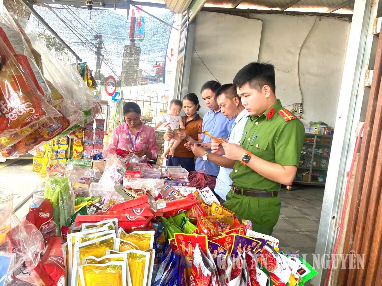 22 9 2026 Công an xã Trung Hội phối hợp kiểm tra, bảo đảm an toàn thực phẩm trên địa bàn (2)