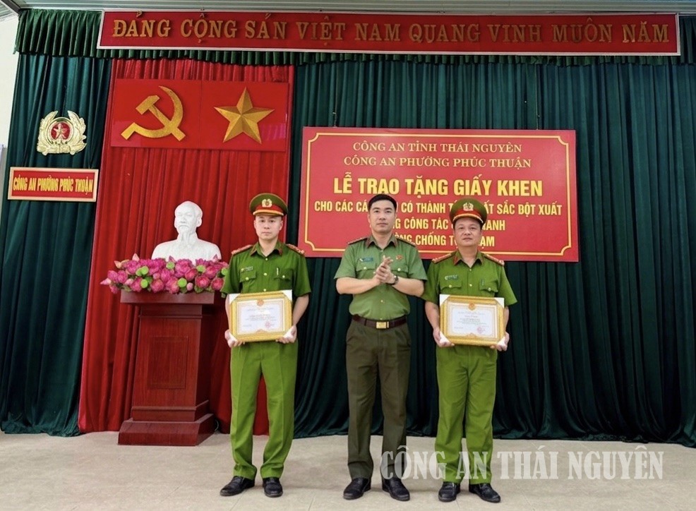 Khen thưởng đột xuất Công an phường Phúc Thuận lập thành tích trong đấu tranh với tội phạm ma túy