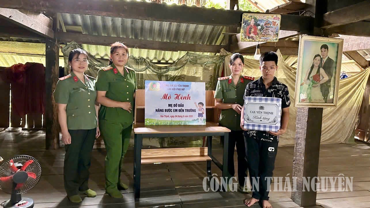 Chi hội Phụ nữ Công an xã nhận đỡ đầu và tặng quà cho cháu Hoàng Văn Hùng