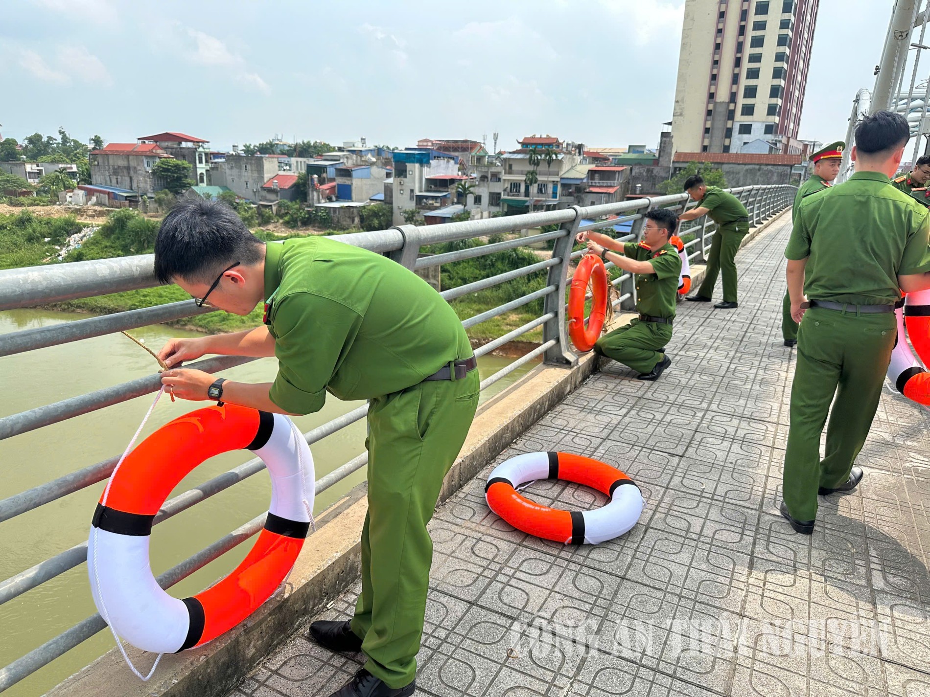 29 09 2026 Công an phường Linh Sơn, tỉnh Thái Nguyên triển khai treo phao cứu hộ tại khu vực cầu Bến Tượng 2