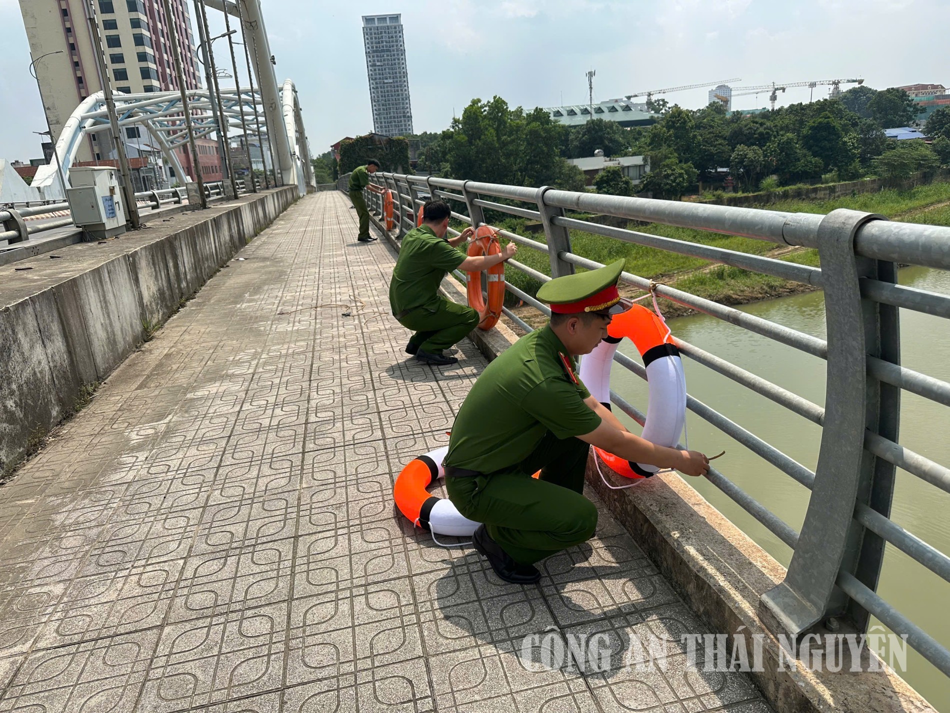 29 09 2026 Công an phường Linh Sơn, tỉnh Thái Nguyên triển khai treo phao cứu hộ tại khu vực cầu Bến Tượng 3