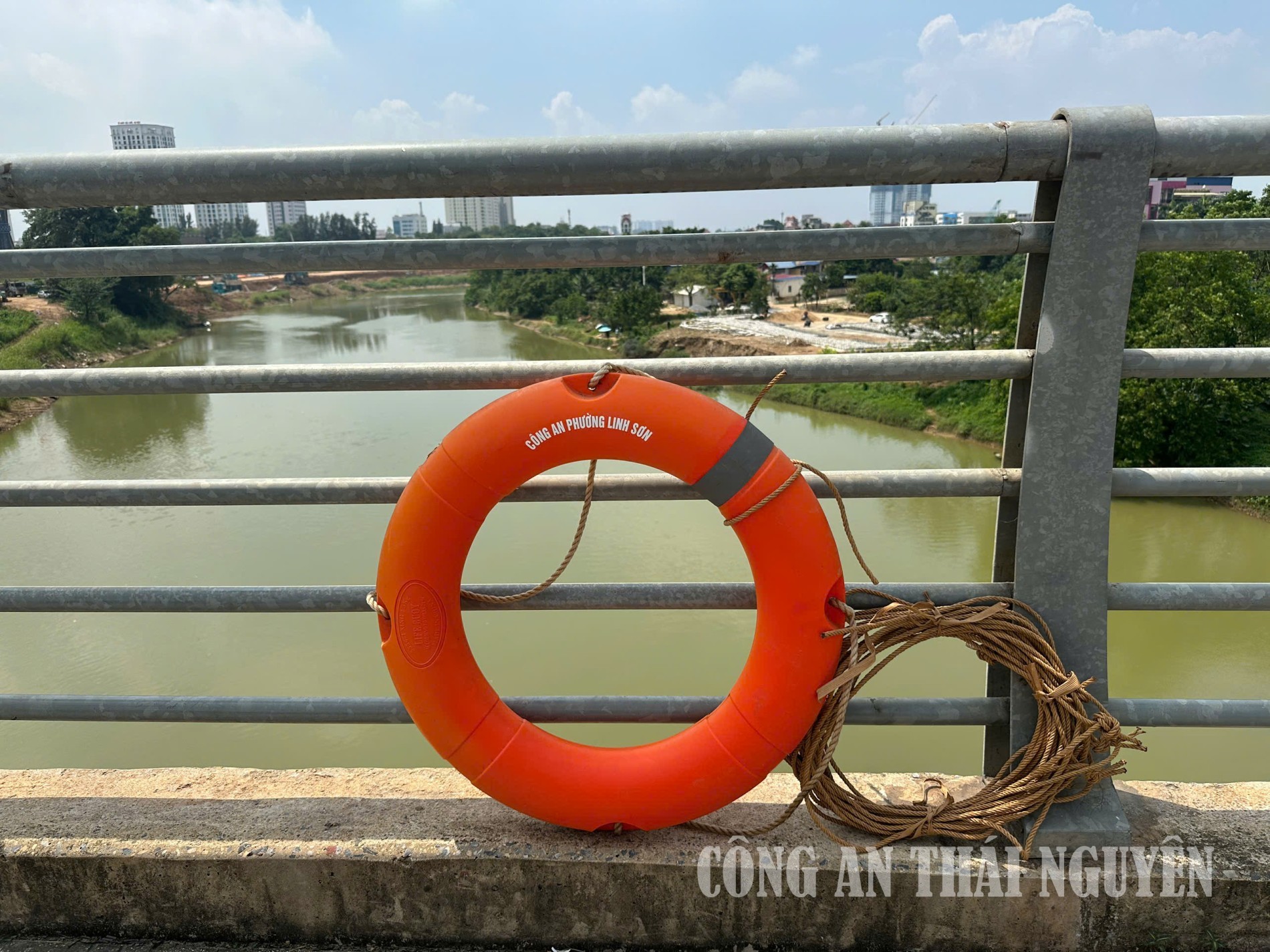 29 09 2026 Công an phường Linh Sơn, tỉnh Thái Nguyên triển khai treo phao cứu hộ tại khu vực cầu Bến Tượng