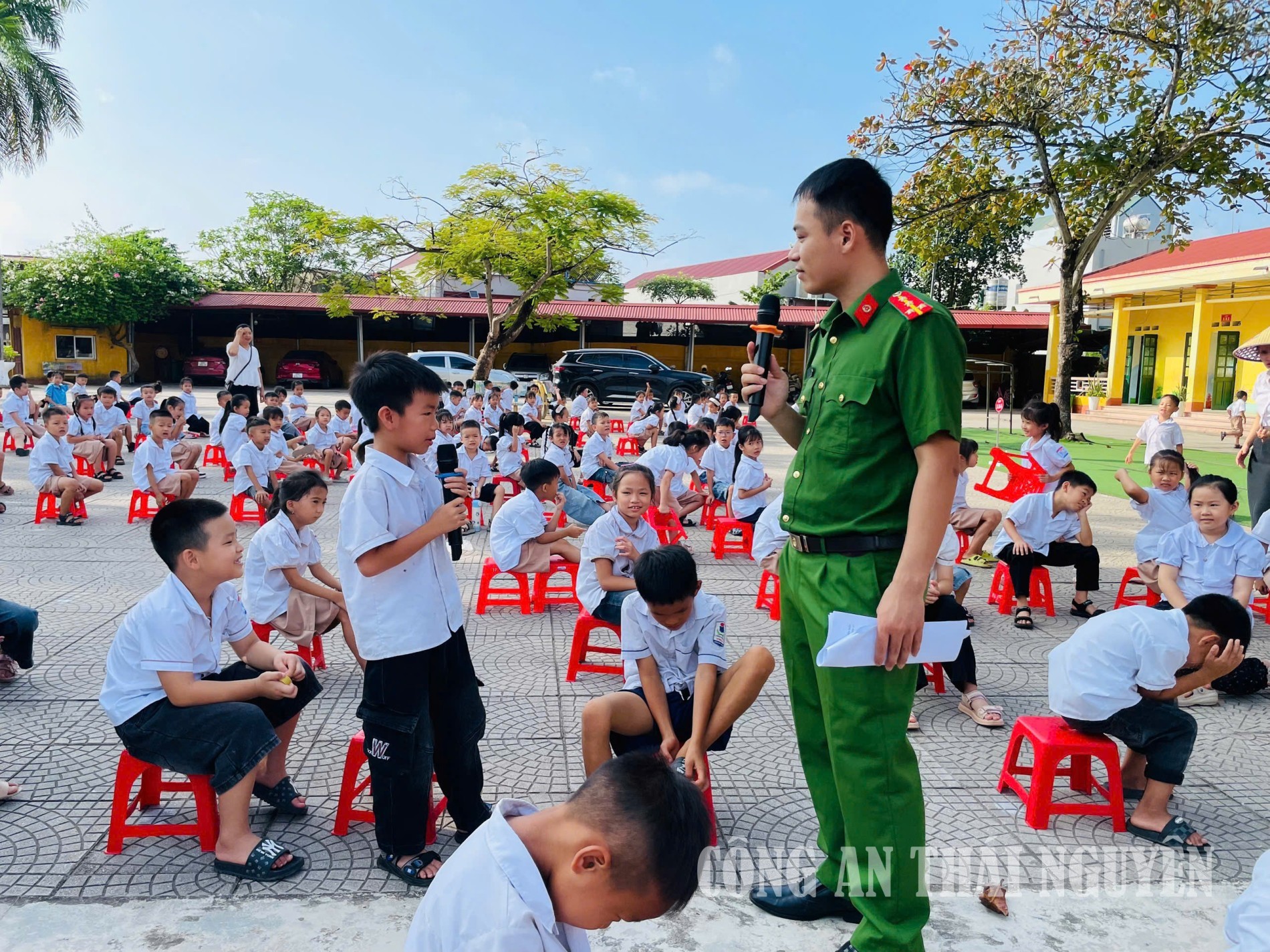 29 09 2026 Công an xã Nam Hòa Tuyên truyền về trật tự an toàn giao thông và tập huấn kỹ năng phòng cháy, chữa cháy tại các cơ sở giáo dục 2