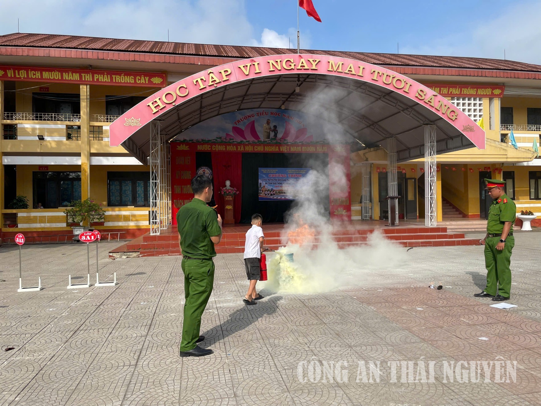 29 09 2026 Công an xã Nam Hòa Tuyên truyền về trật tự an toàn giao thông và tập huấn kỹ năng phòng cháy, chữa cháy tại các cơ sở giáo dục
