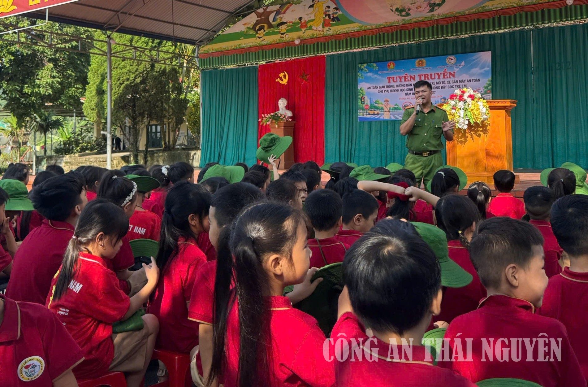 29 09 2026 Công an xã Tràng Xá tuyên truyền an toàn giao thông, hướng dẫn kỹ năng lái xe an toàn năm học 2026 2027 3