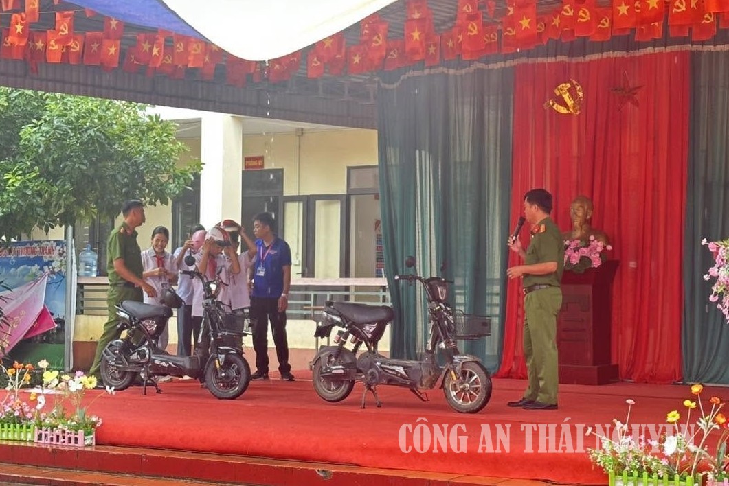 29 09 2026 Công an xã Tràng Xá tuyên truyền an toàn giao thông, hướng dẫn kỹ năng lái xe an toàn năm học 2026 2027