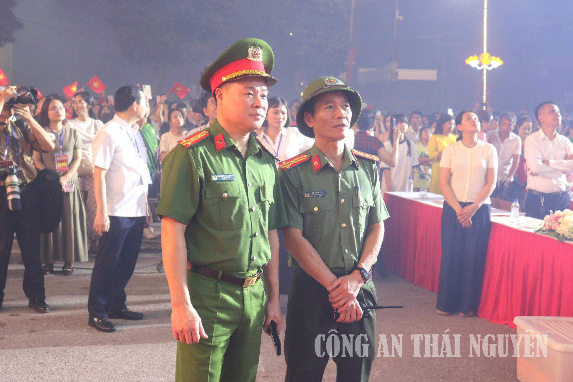 Đại tá Nguyễn Xuân Hùng, Phó Giám đốc Công an tỉnh trực tiếp chỉ đạo công tác bảo đảm an ninh, trật tự tại Quảng trường Võ Nguyên Giáp, phường Phan Đình Phùng.