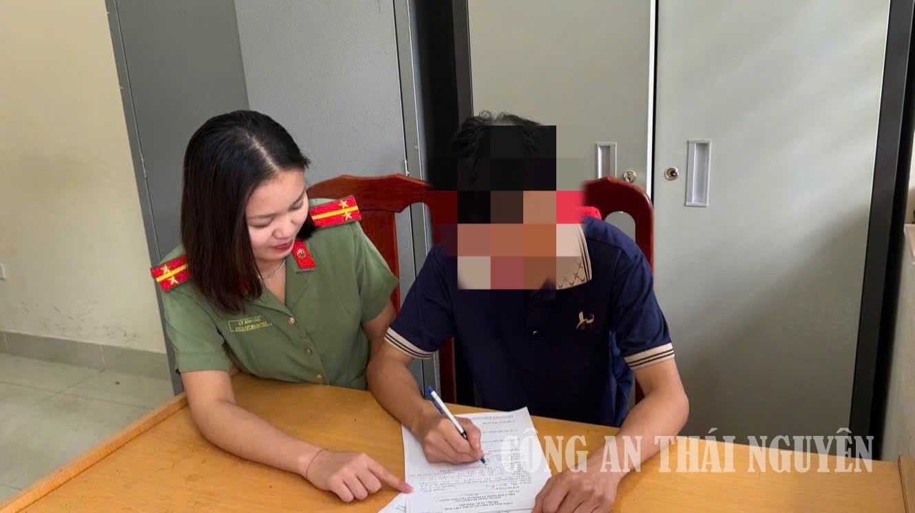 Cán bộ Công an xã trực tiếp làm việc, giải thích pháp luật và hướng dẫn thanh niên viết bản cam kết không vi phạm pháp luật tại trụ sở.