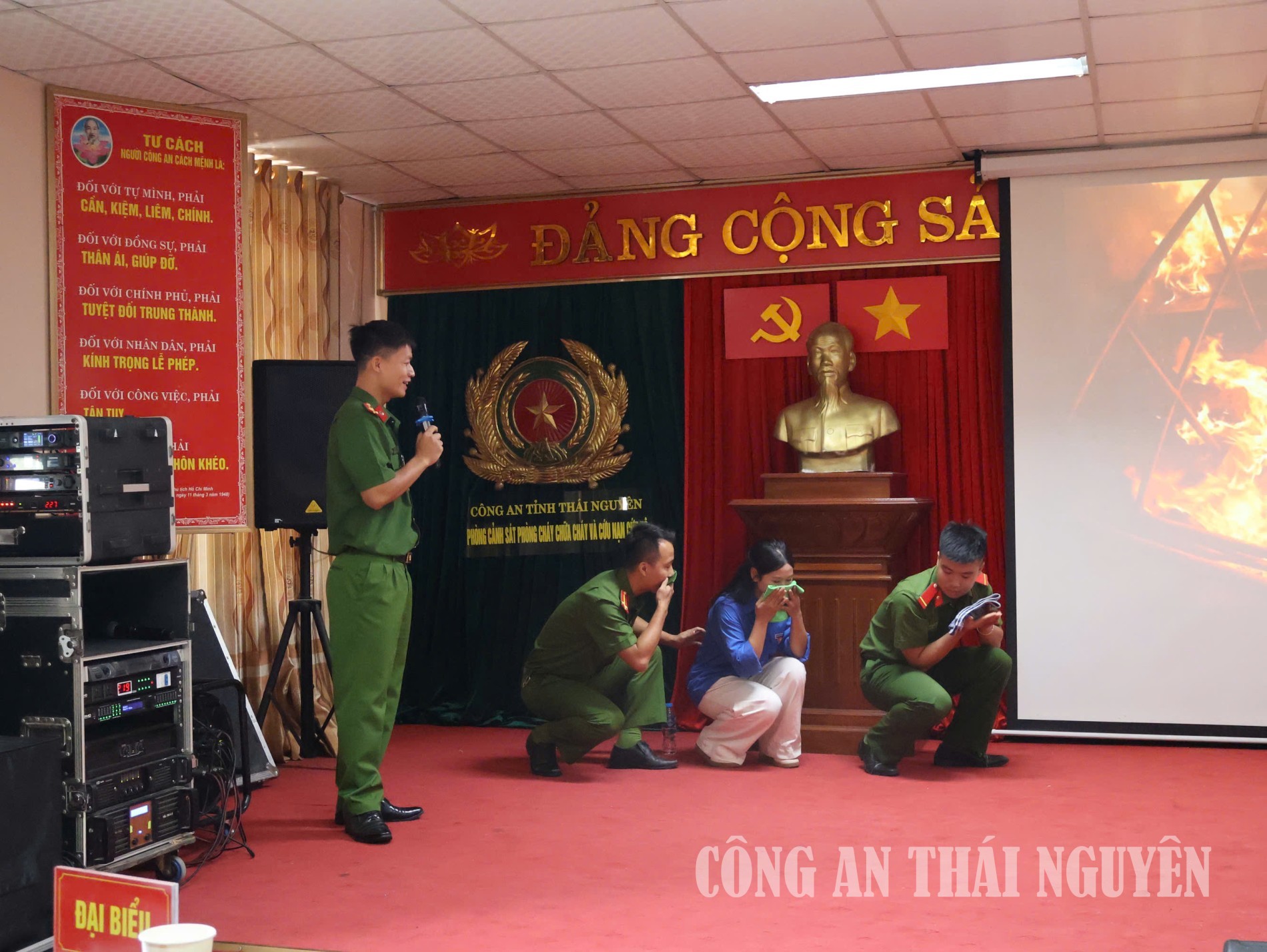 5 Đội thi thực hiện phần thi tuyên truyền