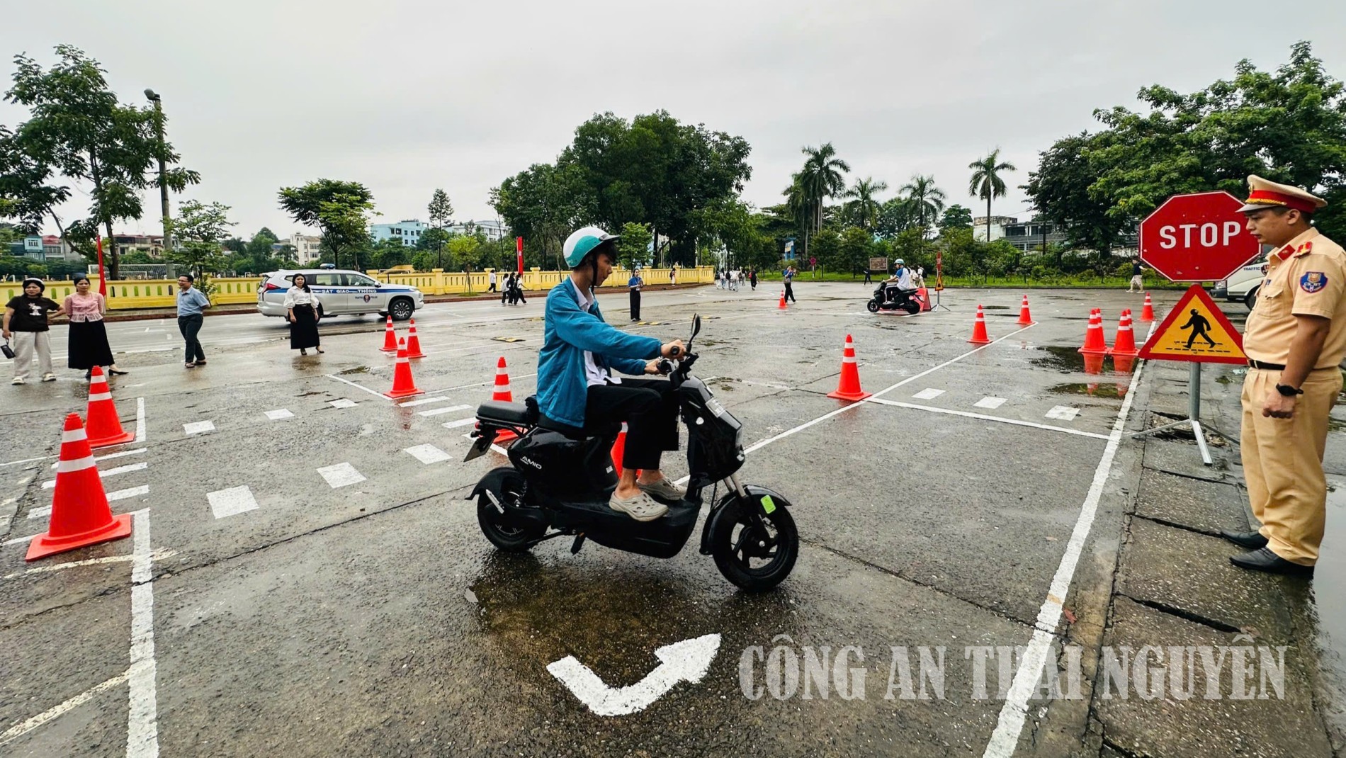 Hơn 300 cán bộ, giáo viên và học sinh Trường THPT Thái Nguyên được đào tạo kỹ năng lái xe gắn máy an toàn.