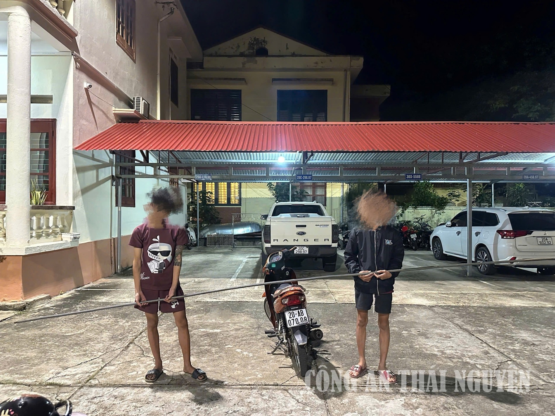 T.Đ.H và V.H.A cùng tang vật tại Công an phường.