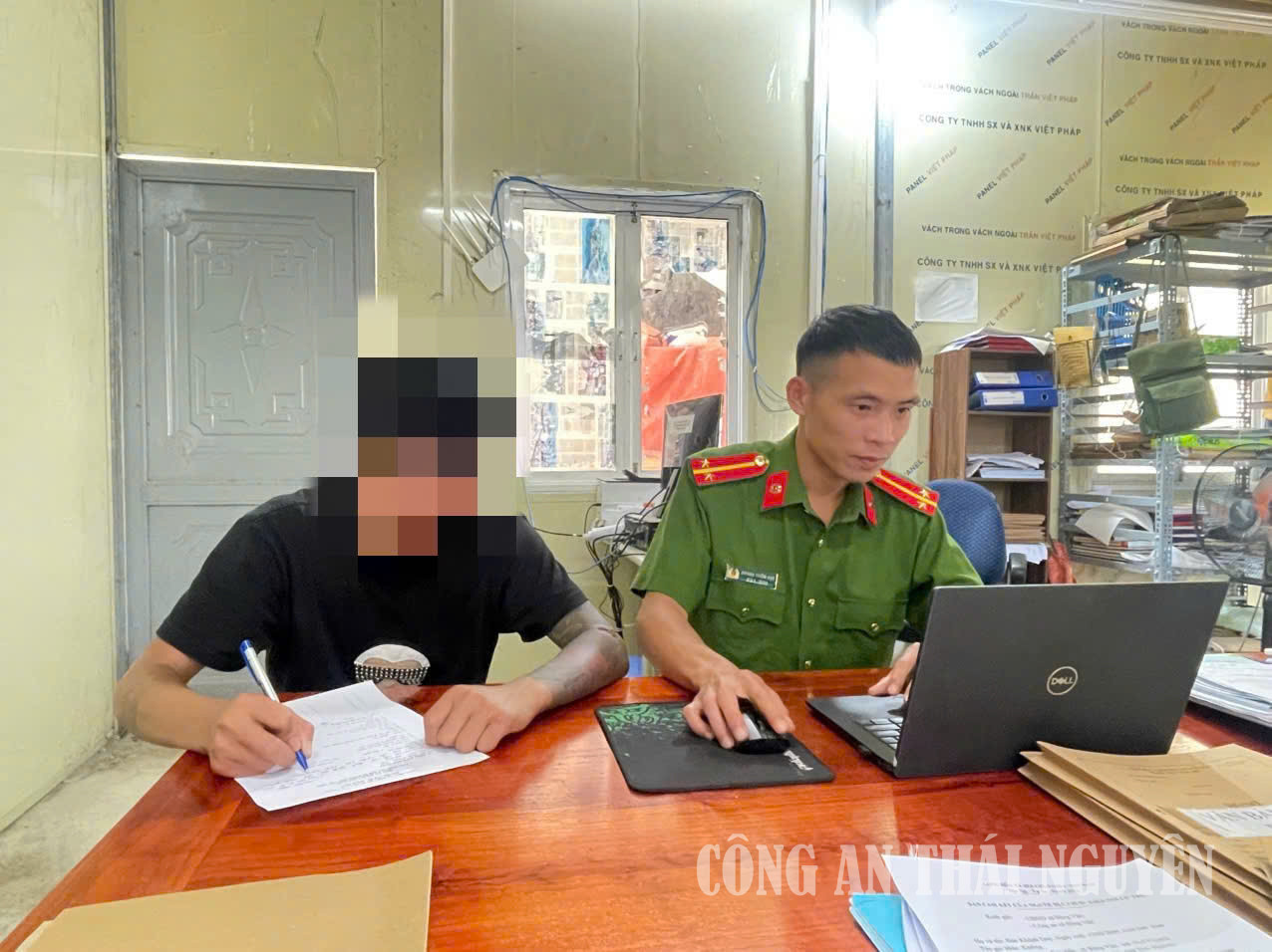 Công an xã Bằng Vân tuyên truyền pháp luật cho các đối tượng thuộc diện quản lý.