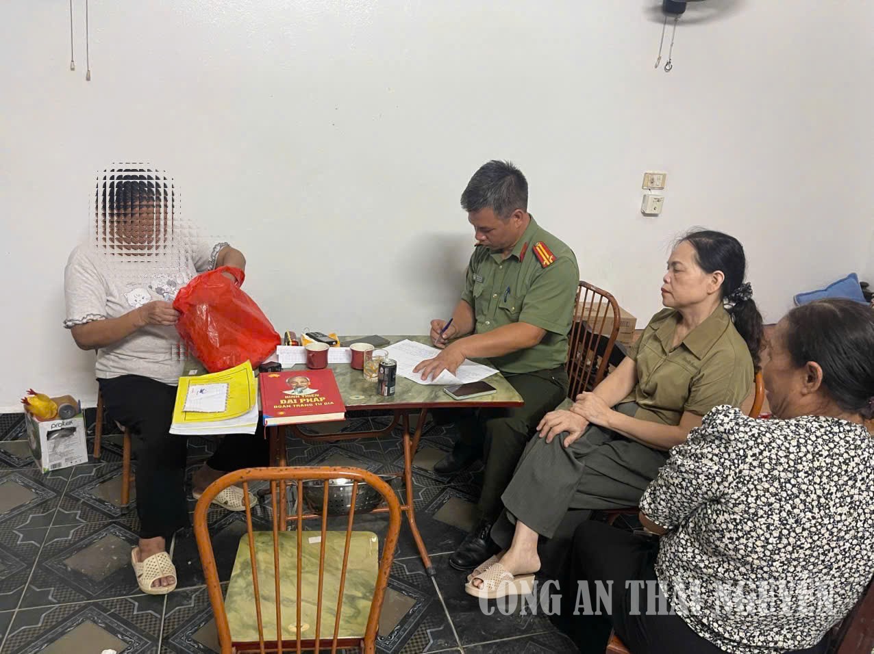 Buổi làm việc tại nhà công dân ở xóm Thịnh Đức.