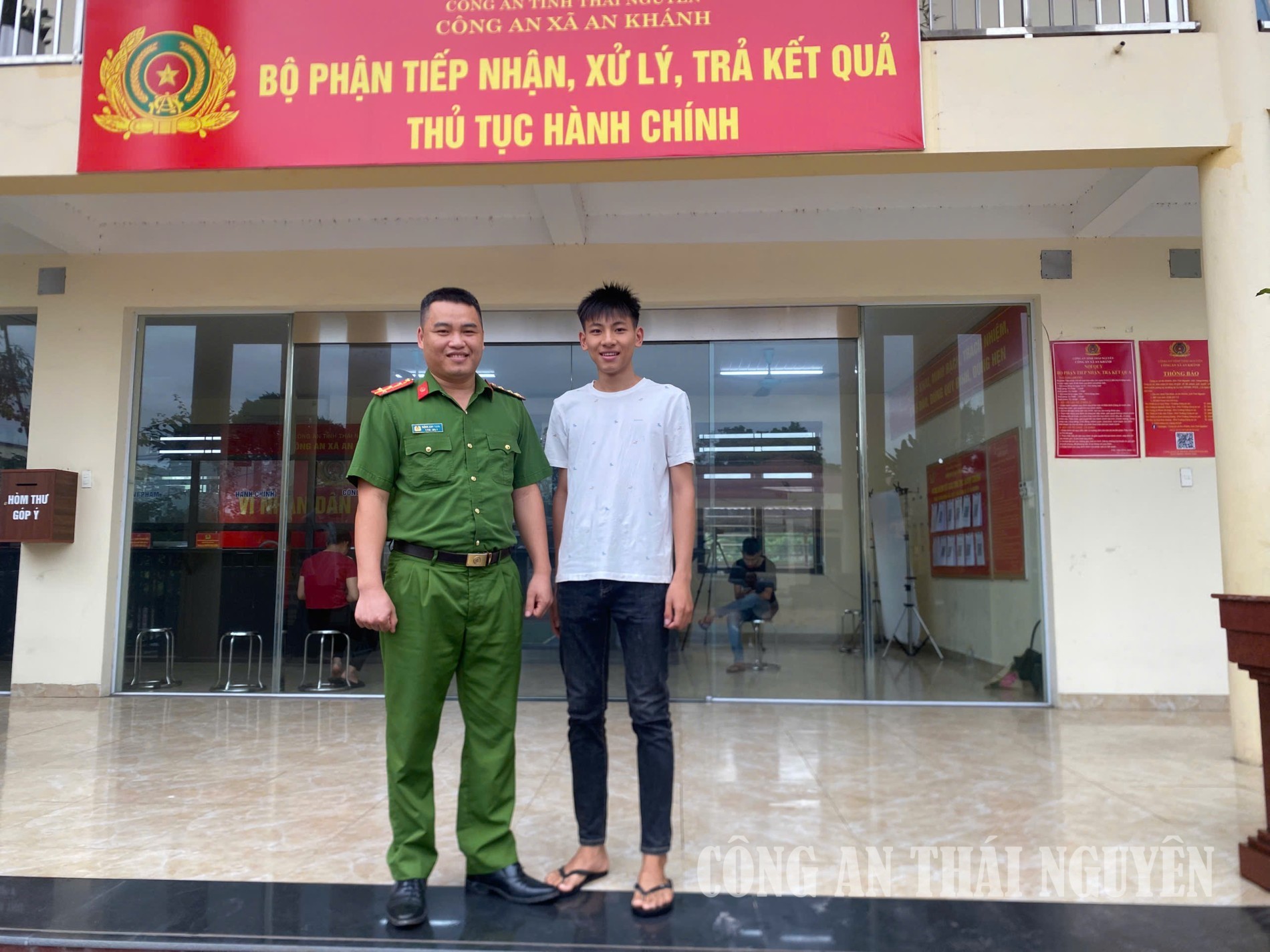Công an xã An Khánh tiếp nhận đơn của công dân.