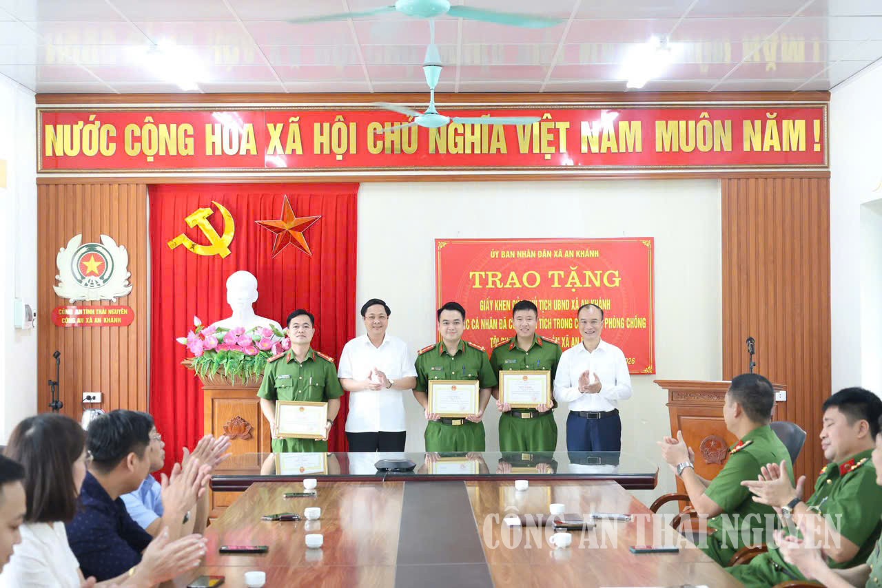 Các cá nhân Công an xã An Khánh được nhận thưởng.