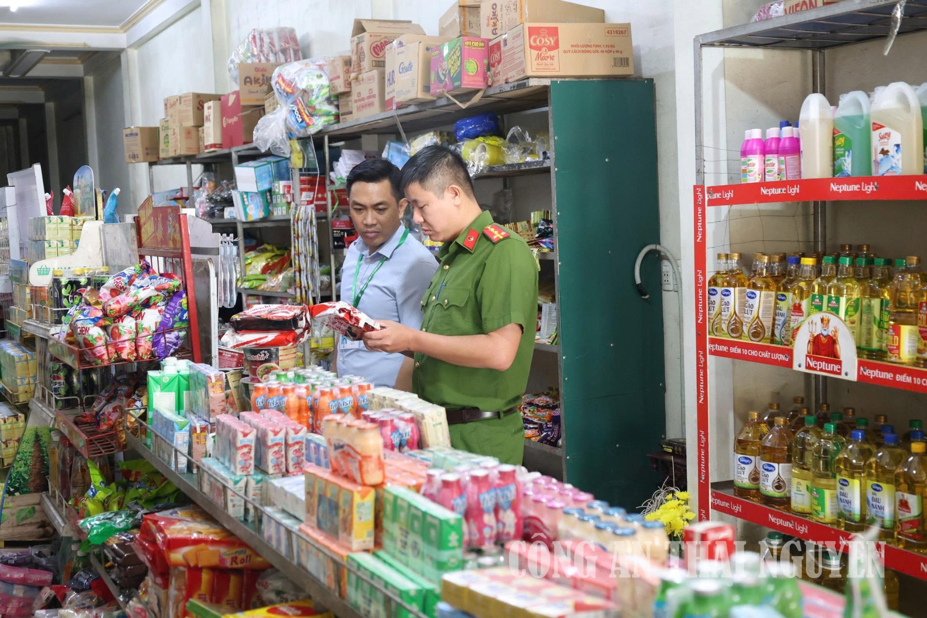 Công an xã cùng liên ngành kiểm tra cơ sở kinh doanh Toàn Thu, xóm Suối Huyền.