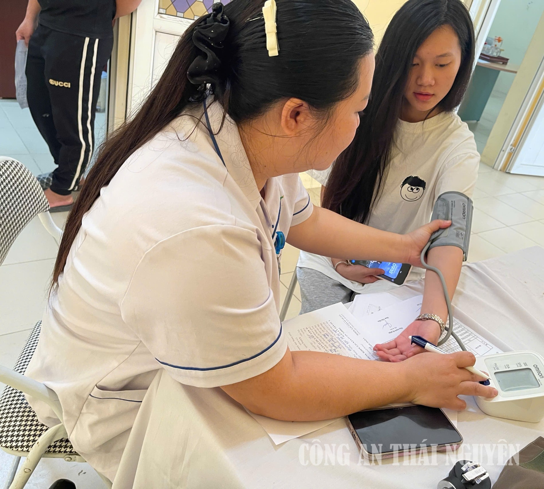 Ảnh 1 Công dân tham gia khám sơ tuyển sức khoẻ