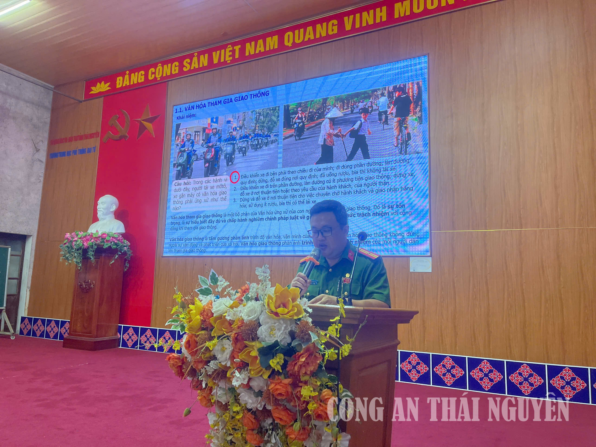 Công an xã Đại Phúc tuyên truyền, hướng dẫn kỹ năng lái xe mô tô, xe gắn máy an toàn