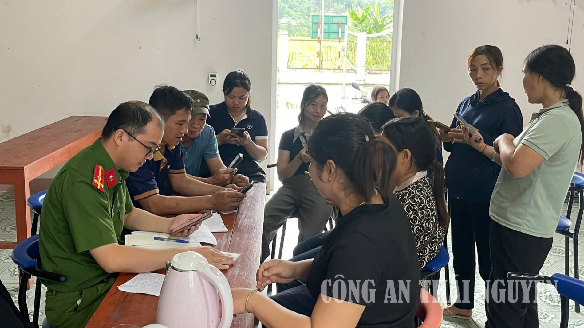 Công an xã Yên Phong kích hoạt định danh điện tử, triển khai tiện ích số phục vụ nhân dân.