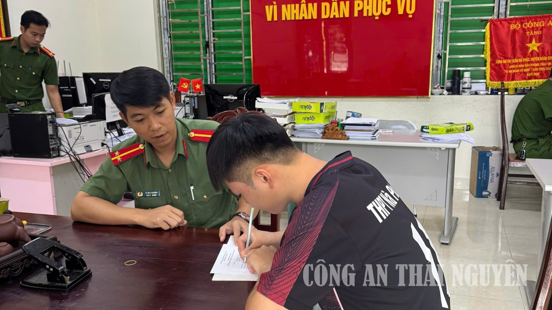Công an xã Nà Phặc tuyên truyền, vận động thanh niên đăng ký thực hiện nghĩa vụ Công an nhân dân