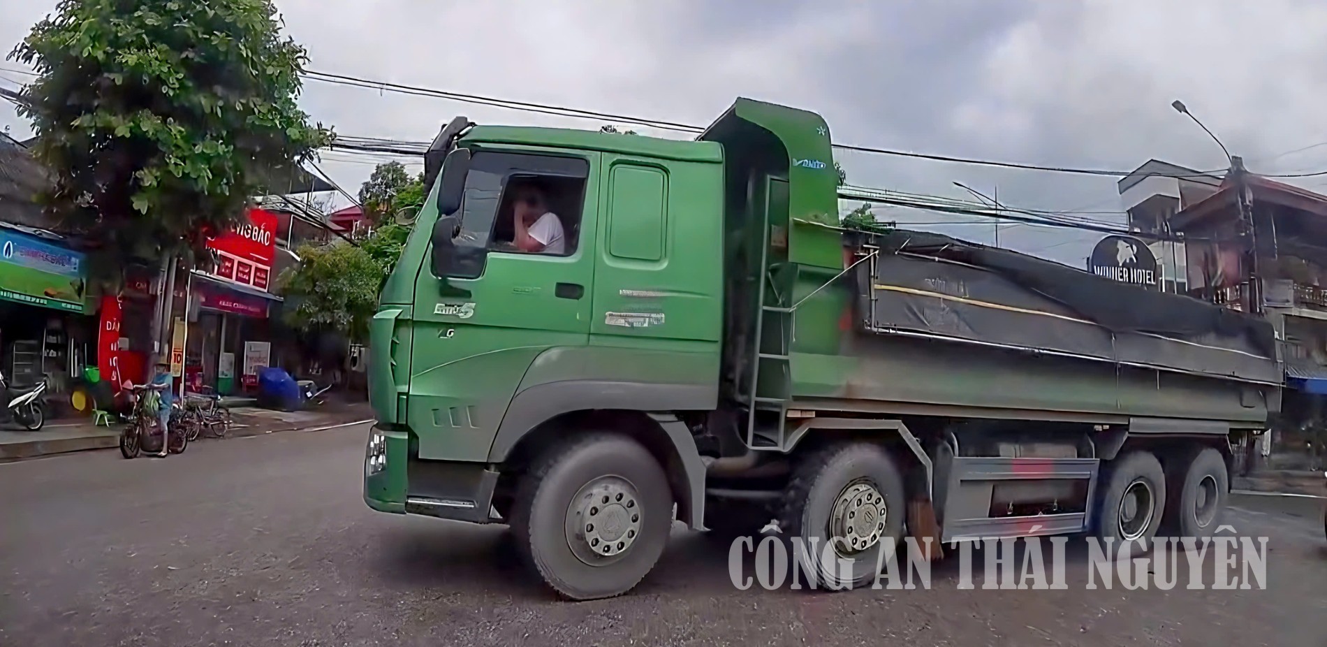 Xử lý lái xe “sử dụng điện thoại di động khi điều khiển phương tiện tham gia giao thông”.