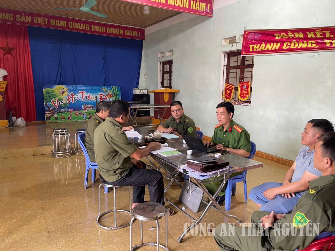 Công an xã kiểm tra, hướng dẫn nghiệp vụ đối với lực lượng tham gia bảo vệ an ninh trật tự ở cơ sở thôn Bản Trù