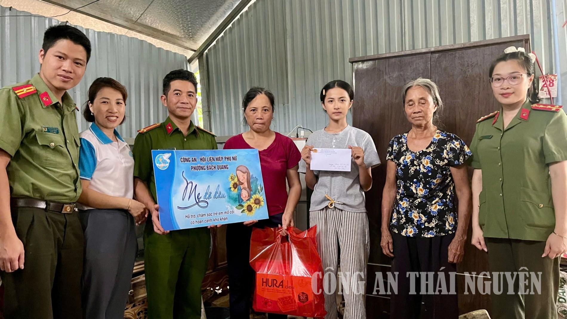 Công an phường Bách Quang nhận đỡ đầu học sinh có hoàn cảnh khó khăn