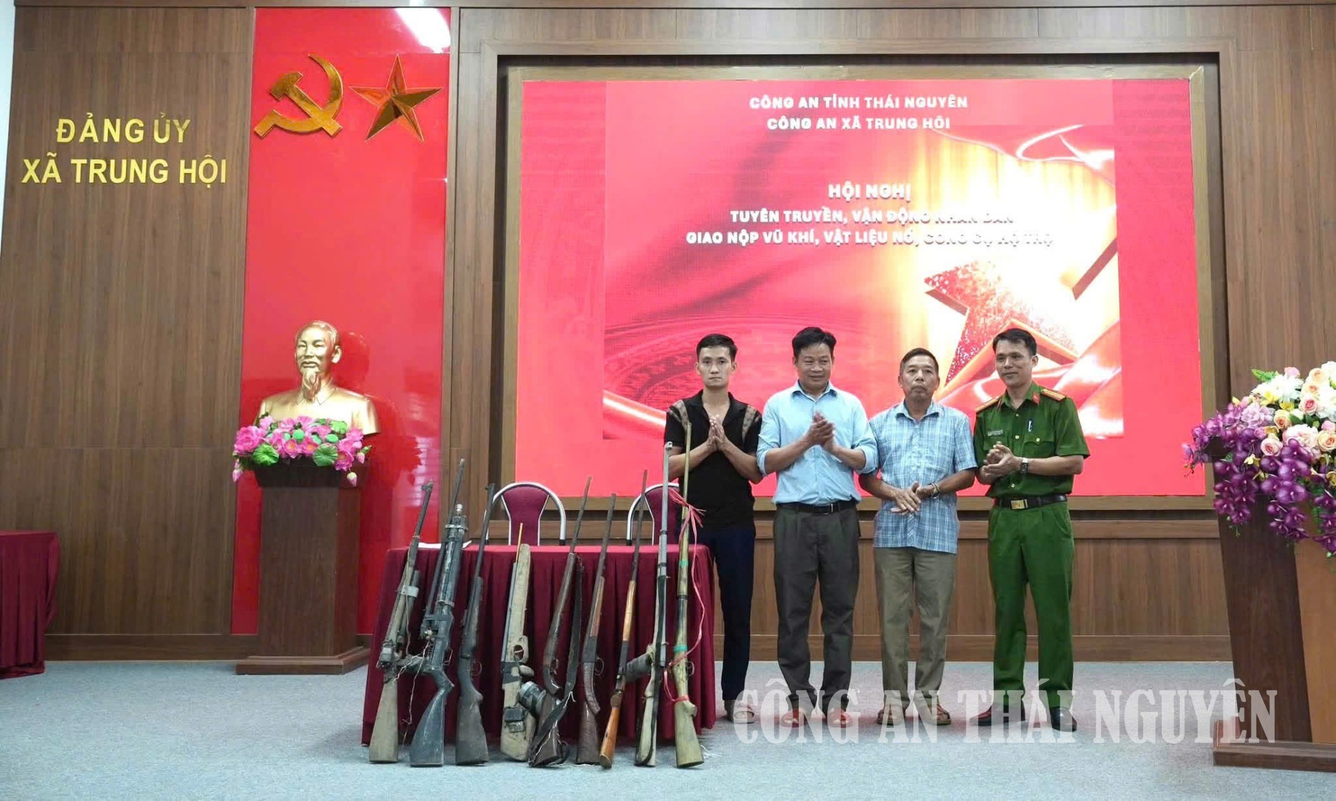 Công an xã Trung Hội vận động Nhân dân giao nộp 5 khẩu súng tự chế
