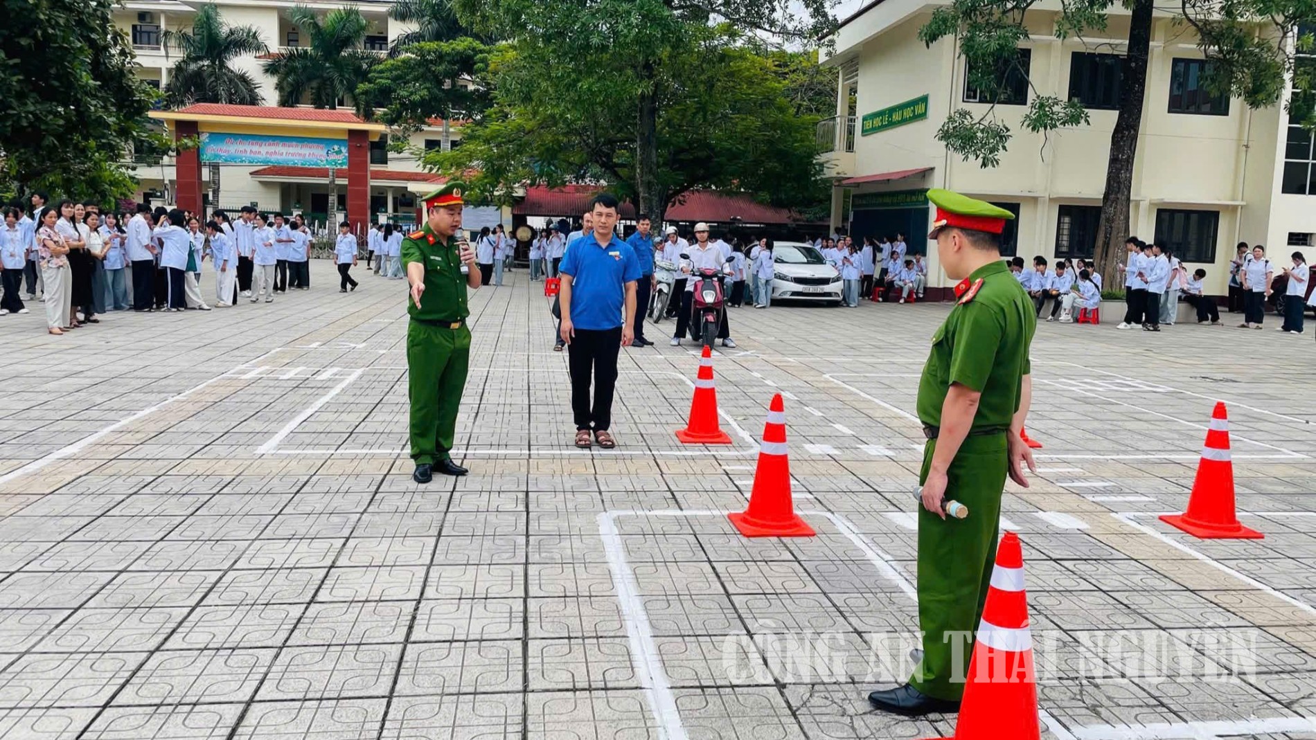 Công an xã Định Hóa tuyên truyền pháp luật và hướng dẫn kỹ năng lái xe an toàn cho học sinh