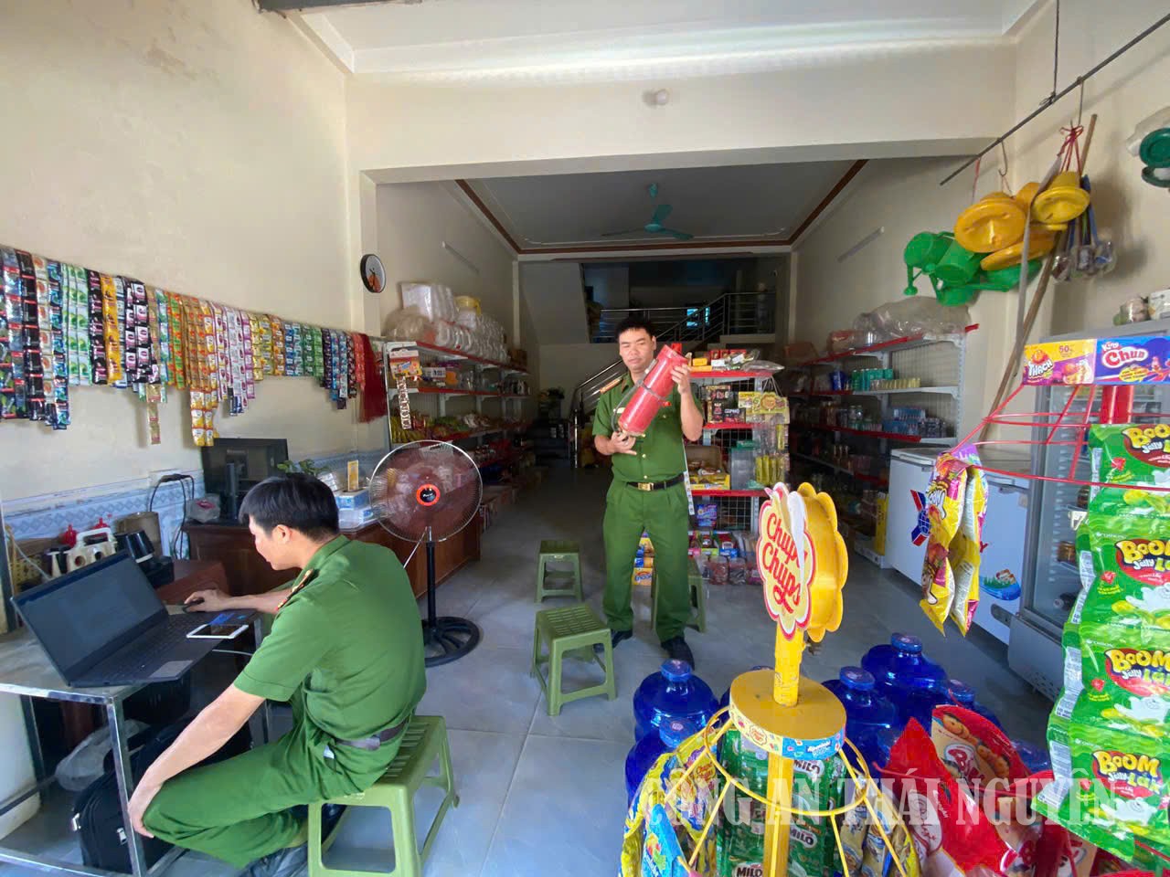 Công an xã Thanh Mai kiểm tra an toàn phòng cháy tại hộ kinh doanh;