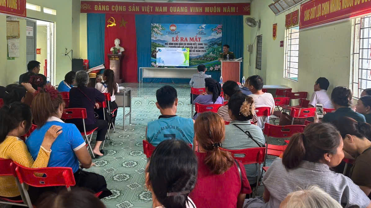 Cán bộ Công an xã Thượng Minh tuyên truyền cho bà con nhân dân.