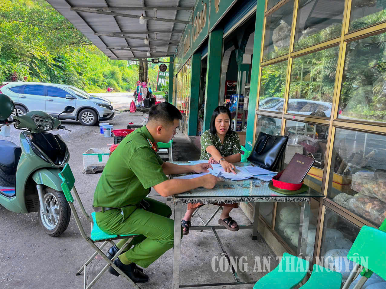Công an xã Ngân Sơn kiểm tra việc chấp hành pháp luật về bảo vệ môi trường