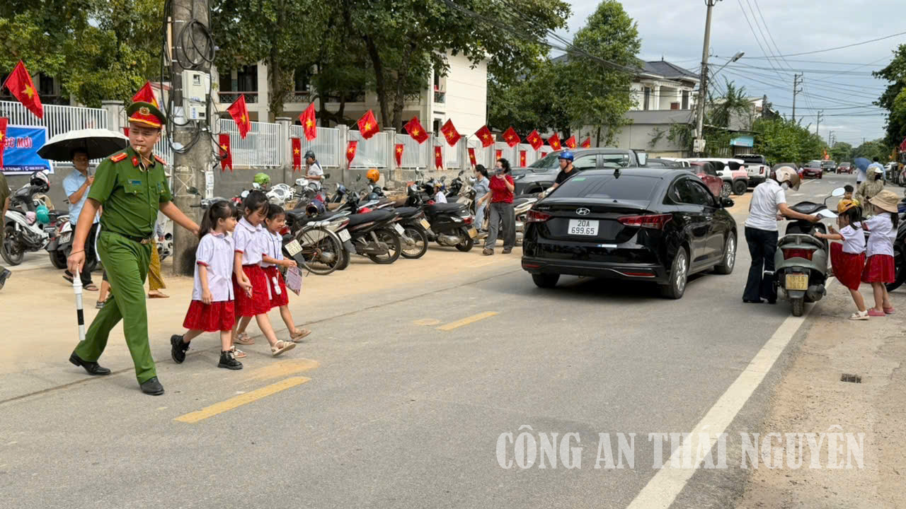 Công an phường Bá Xuyên đảm bảo an ninh, trật tự khu vực trường học.