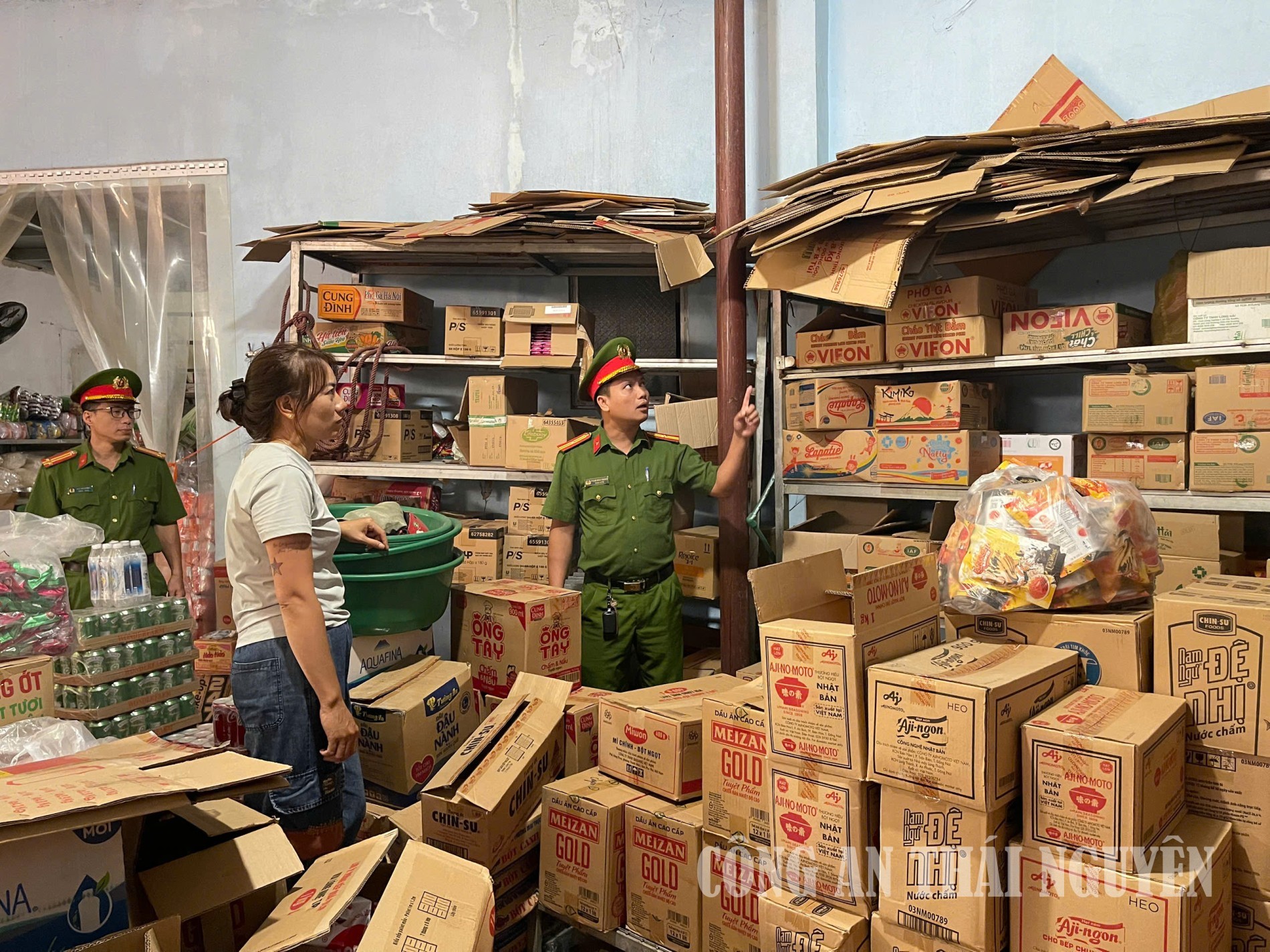 Công an phường kiểm tra PCCC và CNCH tại các cơ sở kinh doanh.