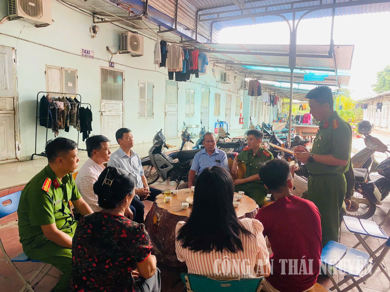 Công an phường Bách Quang tăng cường kiểm tra cư trú.