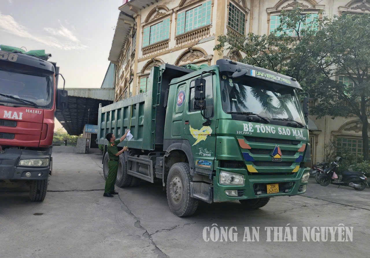 Công an phường Bách Quang rà soát xe ô tô tải và xe kinh doanh vận tải hành khách.