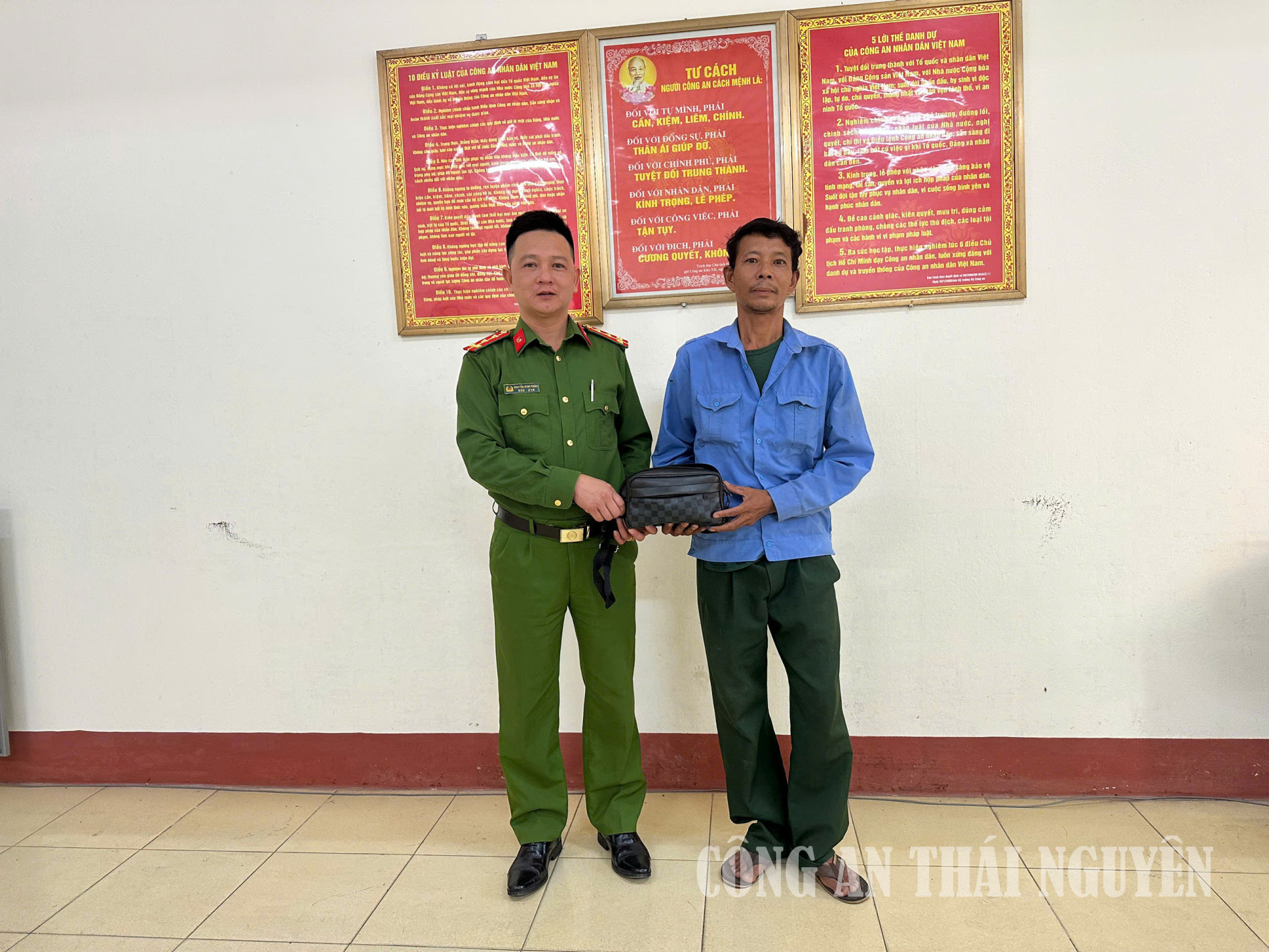 Công an phường Bách Quang nhanh chóng xác minh, trao trả lại tài sản cho công dân.