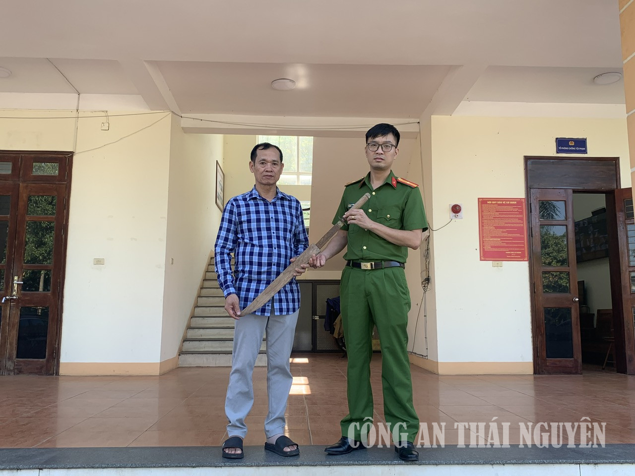 Công an phường Bách Quang tăng cường công tác quản lý vũ khí, vật liệu nổ, công cụ hỗ trợ.