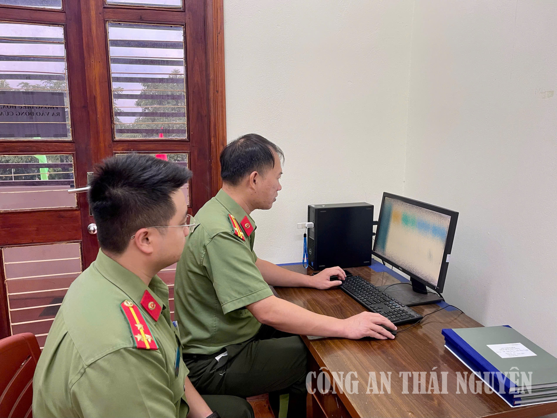 Công an phường Bách Quang kiểm tra công tác hồ sơ nghiệp vụ.
