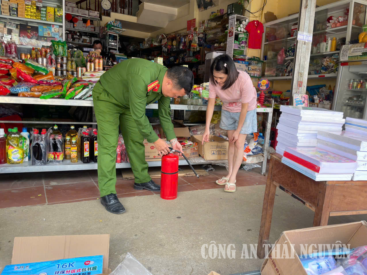 Công an xã Bằng Vân tuyên truyền kỹ năng phòng cháy, chữa cháy và cứu nạn, cứu hộ.