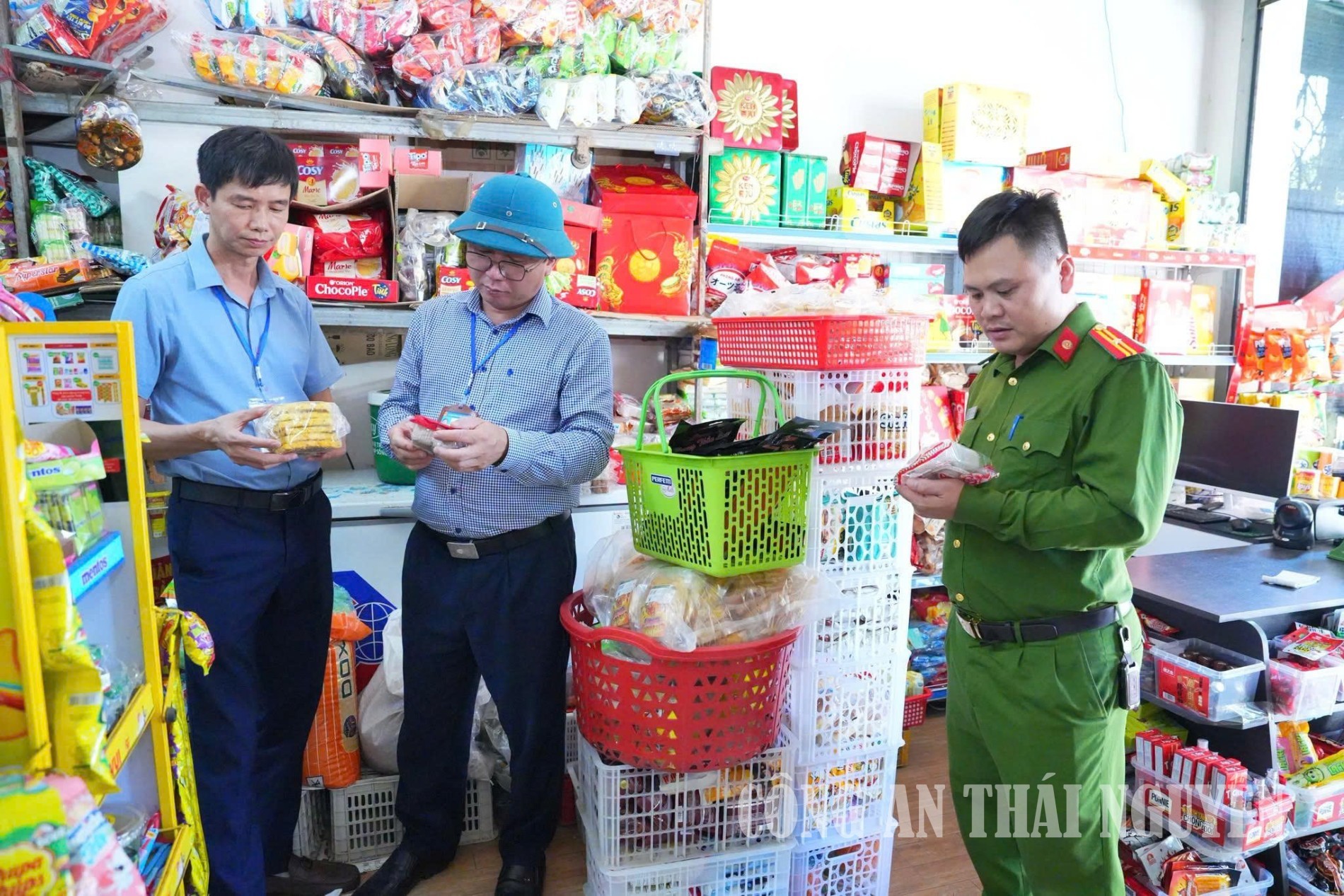 Kiểm tra vệ sinh, an toàn thực phẩm tại các cửa hàng kinh doanh tạp hóa trên địa bàn.