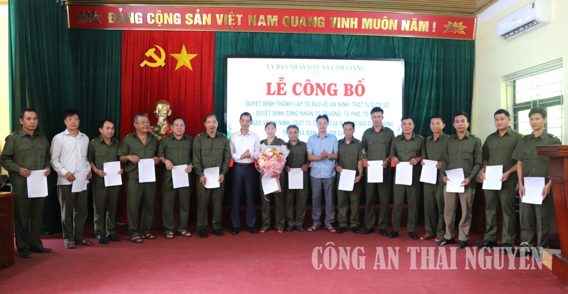 Chủ tịch UBND xã trao các quyết định.
