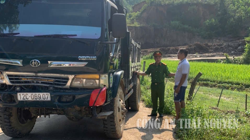 Công an xã Nghinh Tường tổng rà soát phương tiện giao thông.
