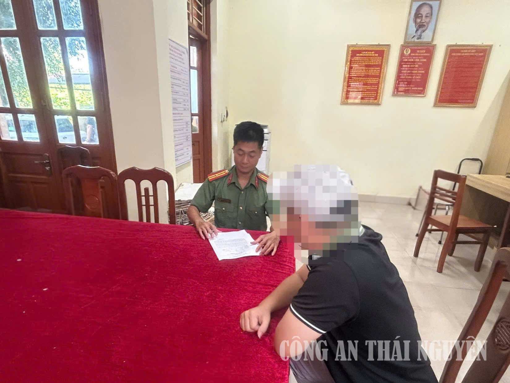 Cán bộ Công an phường làm việc với người dân.