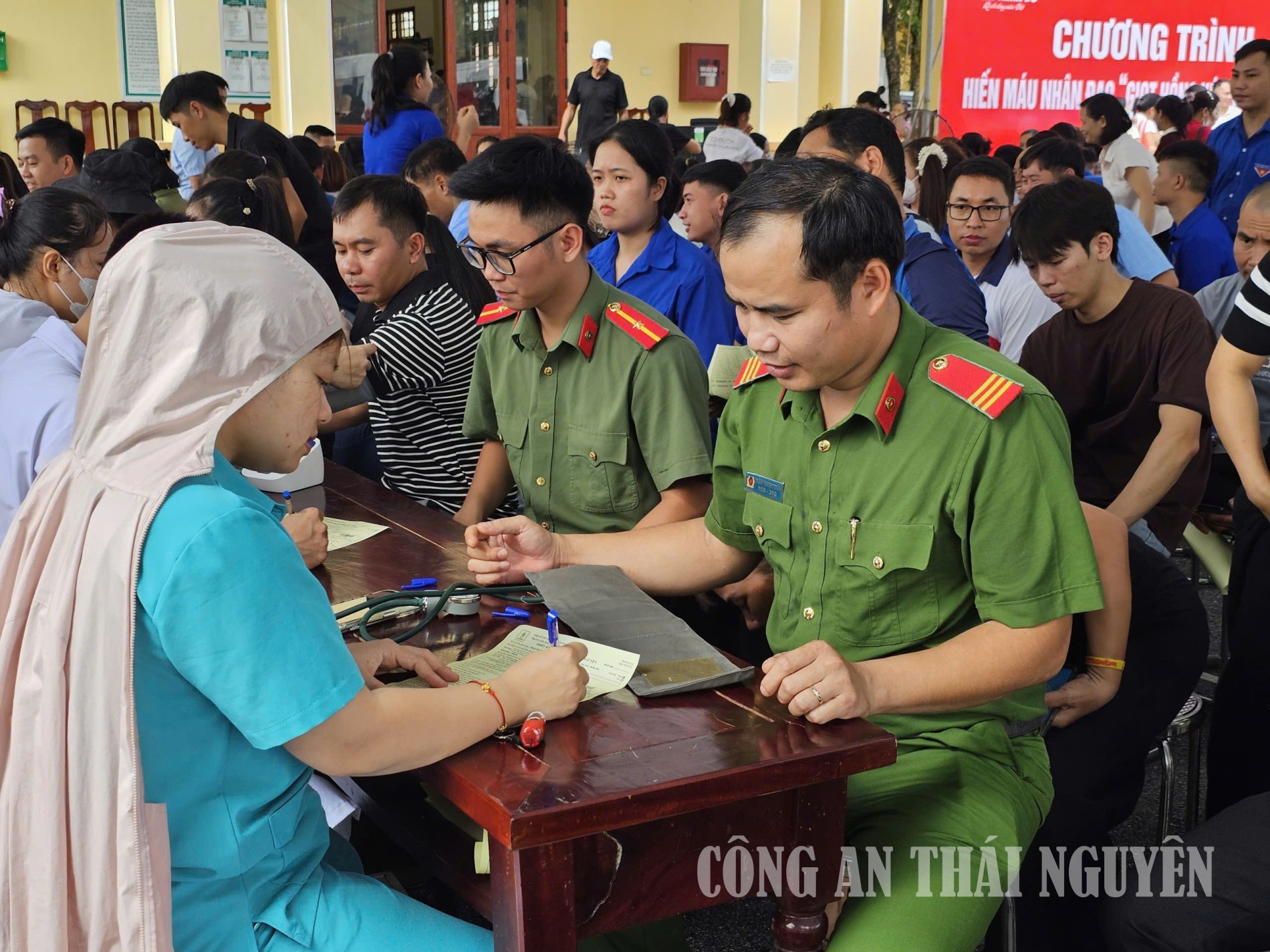 CHI ĐOÀN CÔNG AN XÃ ĐỨC LƯƠNG TÍCH CỰC THAM GIA HIẾN MÁU TÌNH NGUYỆN TẠI CHƯƠNG TRÌNH GIỌT HỒNG XỨ TRÀ NĂM 2026