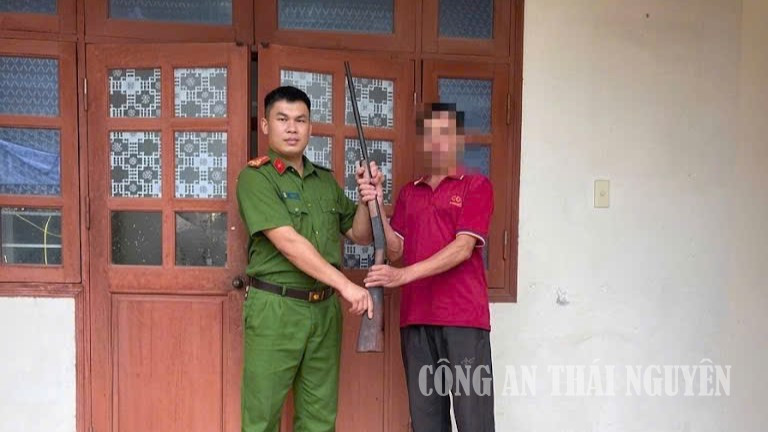 Công an xã Chợ Mới triển khai đợt cao điểm vận động thu hồi vũ khí, vật liệu nổ, công cụ hỗ trợ và pháo.