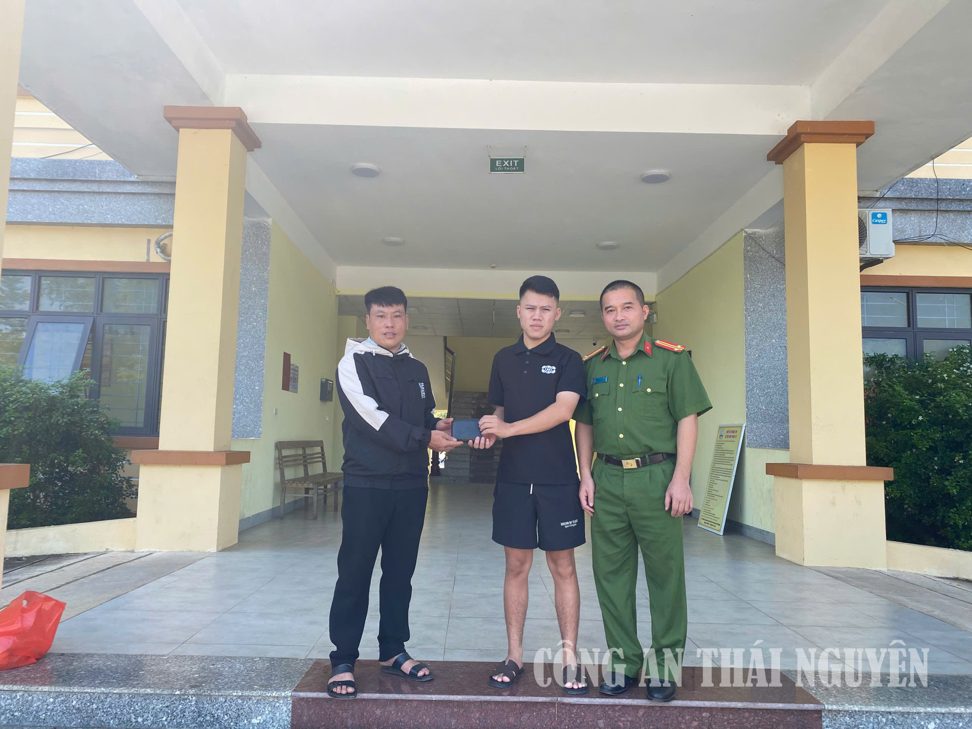 Cán bộ Công an xã Chợ Rã cùng người nhặt được trao trả ví bị rơi cho chủ sở hữu.