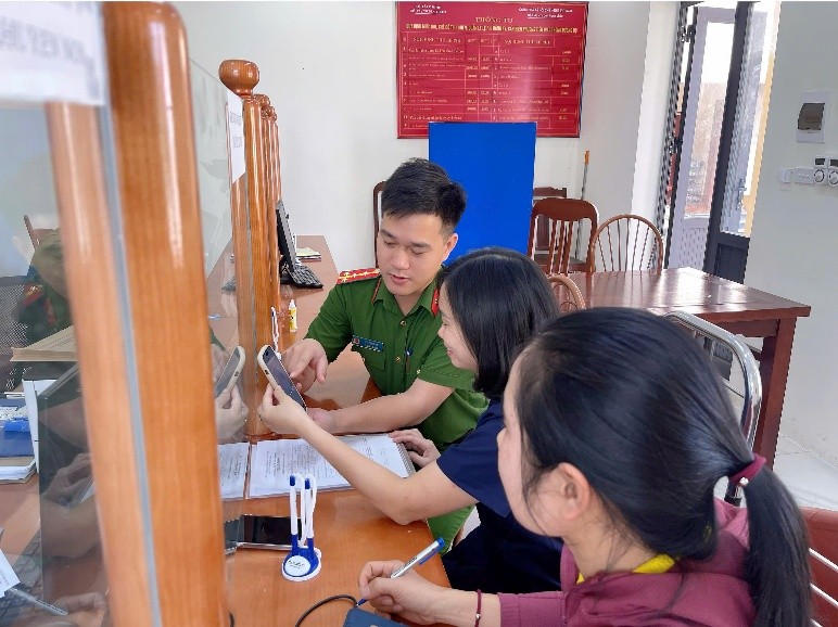 cong an phuong trung thanh tich cuc huong dan nguoi dan danh gia su hai long tren ung dung vneid