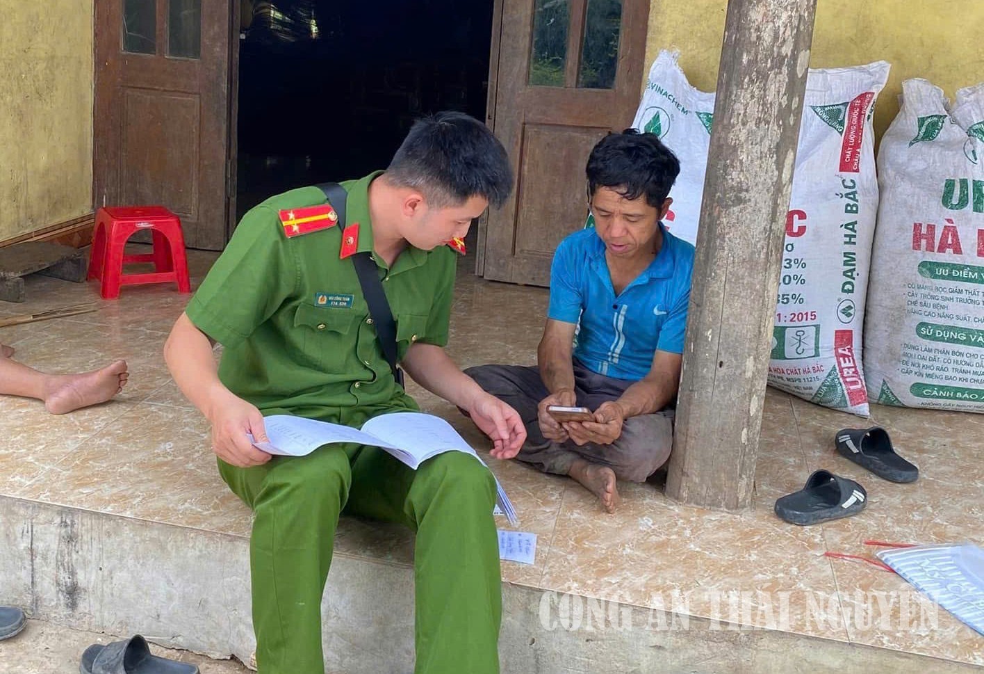 Công an xã Thần Sa nỗ lực đưa định danh điện tử đến với nhân dân vùng sâu, vùng xa 1