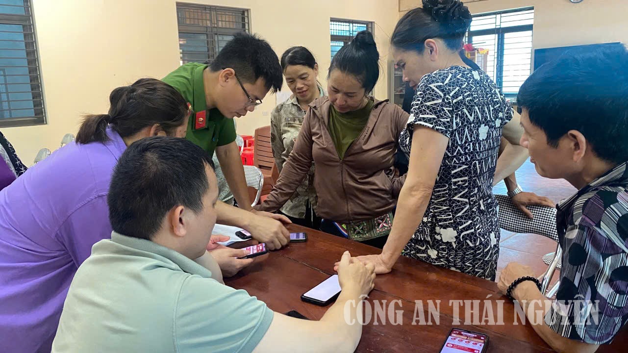 Công an xã Thần Sa nỗ lực đưa định danh điện tử đến với nhân dân vùng sâu, vùng xa 3